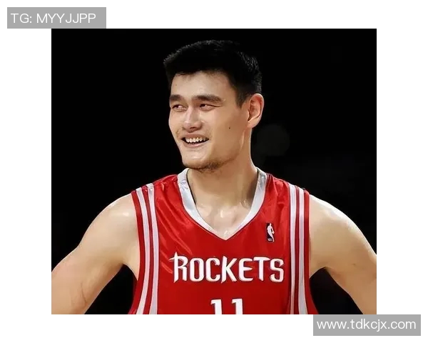 姚明走进超市购物引发围观，身高优势让他成为众人瞩目的焦点